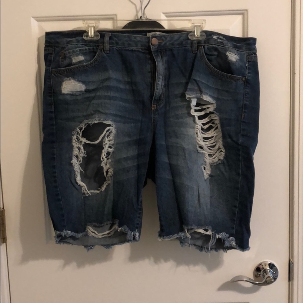 Destructed Bermuda shorts
